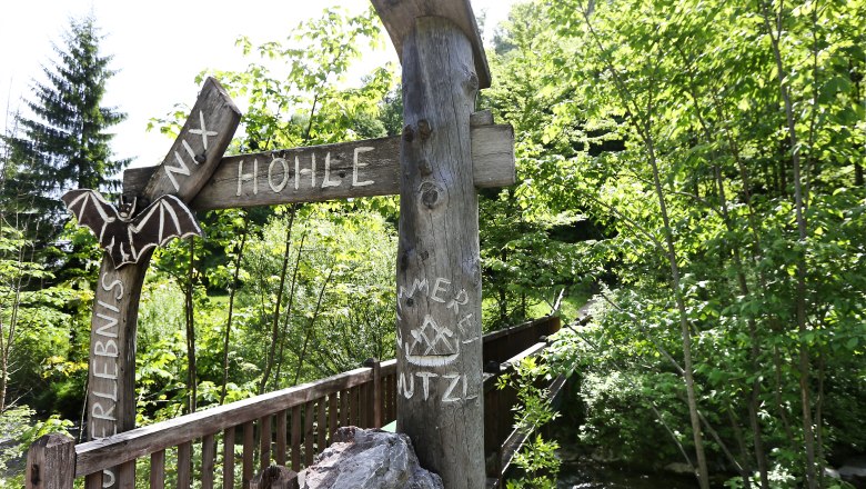 Liebevoll gestaltet - der Eingang zur Nixhöhle, © weinfranz.at