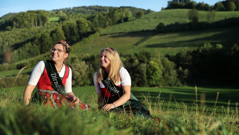 Die Dirndlhoheiten freuen sich auf den Dirndlkirtag 2025, © weinfranz.at