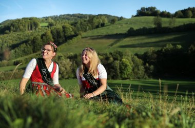 Die Dirndlhoheiten freuen sich auf den Dirndlkirtag 2025, © weinfranz.at